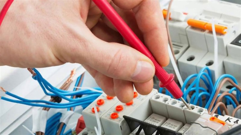 Các biện pháp bảo vệ an toàn điện cho trẻ